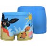 Plavky boxerky pro kluky králíček Bing. Přední stranu plavek zdobí obrázek zajíčka Binga jak staví na pláži hrad z písku. Opodál na něj kouká jeho opatrovatel a učitel Flop. Na přední části je z vnitřní strany jemná bílá podšívka. Zadní část plavek je světle modrá. V pase a v lemu nohavic je všitá guma, v pase navíc i šňůrka na stažení. Materiál plavek je elastický, takže se dobře přizpůsobí tělu a pohodlně se nosí.
TIP • Pokud nemáme skladem Vámi požadovanou velikost, zvažte koupi stejných plavek v tmavě modrém provedení zadní části, které také najdete v naší nabídce.