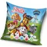 Dětský polštářek Paw Patrol s motivem Fantastická pětka. Povlak je vyroben z hebkého veluru o gramáži 190 g/m², velmi příjemného na dotek, který si uchovává syté barvy i po mnoha praních, se zapínáním na zip. Uvnitř je výplň zašitá ve vlastním obalu, a je tedy vyjímatelná. Rozměr polštáře je 40 x 40 cm.