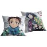 Dekorační polštářek Demon Slayer: Kimetsu no Yaiba - Zabiják démonů - motiv Tandžiró a Tomioka. Je vyrobený z příjemného a jemného materiálu s výplní, která je zašitá uvnitř a není vyjímatelná. Na jedné straně polštáře je obrázek mladého chlapce Tandžiró Kamado, na druhé straně je obrázek Giyuu Tomioka, kteří jsou hlavními postavami japonské mangy Zabiják démonů. Rozměry tohoto polštáře jsou 40 x 40 cm.
Tento polštář s motivem Zabiják démonů získal mezinárodní certifikát OEKO-TEX STANDARD 100, který zaručuje rozměrovou a barevnou stálost materiálu i to, že výrobek neobsahuje škodlivé látky.
TIP • Pokud jste také propadli japonské dark fantasy manze Zabiják démonů, prohlédněte si celou naši nabídku produktů s motivem Demon Slayer.
