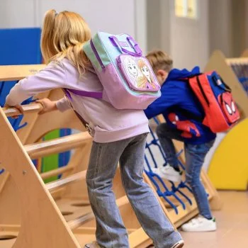 Batoh s přední kapsou Ledové království - Elsa a Anna