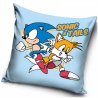 Povlak na polštářek Ježek Sonic &amp; Tails. Tento povlak polštáře je vyroben z příjemně jemného nemačkavého materiálu a má zapínání na zip. Obě strany zdobí stejný motiv.
Tento povlak je vhodný na polštářek 40 x 40 cm. Polštářky tohoto rozměru najdete také v naší nabídce.
TIP • Pokud jste si také oblíbili nejrychlejšího ježka na světě, prohlédnete si celou naši nabídku produktů s motivem Ježek Sonic.