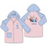 Dětská pláštěnka Ledové království - Frozen - motiv Nejlepší přátelé. Z přední strany ji zdobí obrázek princezny Elsy, ze zadní strany je obrázek všech nerozlučných přátel z Ledového království, tedy princezen Anny i Elsy, Kristoffa i soba Svena a nechybí ani sněhulák Olaf. Je vyrobena z měkkého, ale přesto pevného PVC, se zapínáním na druky. Tuto dívčí pláštěnku dodáváme ve velikostech 98, 104, 116, nebo 128 a ve dvou barevných kombinacích se světle modrou kapucí, kapsou a rukávy, nebo šedo / fialovou kapucí, kapsou a rukávy. Zbývající části pláštěnky jsou vždy lososově růžové.
TIP • Pokud si i vaše holčička oblíbila příběhy princezen Anny a Elsy a jejich kamarádů, prohlédněte si celou naši nabídku produktů s motivem Frozen.