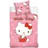 Souprava ložního povlečení do malé dětské postýlky, nebo kolébky Hello Kitty. Toto oboustranné povlečení je vyrobeno ze 100% bavlny a má zapínání na zip. Lícní stranu povlaku na peřinu zdobí velký obrázek kočičky Kitty na růžovém podkladu. Na druhé straně povlaku na peřinu a obou stranách povlaku na polštář jsou malé obrázky Kitty se sklenicí marmelády a potom jak si olizuje pacičku. To vše doplňují rozkvetlé větvičky. Tato ložní souprava Hello Kitty obsahuje 1x povlak na přikrývku 100 x 135 cm a 1x povlak na polštář 40 x 60 cm. 
Toto povlečení Hello Kitty získalo mezinárodní certifikát OEKO-TEX STANDARD 100, který zaručuje rozměrovou a barevnou stálost materiálu i to, že výrobek neobsahuje škodlivé látky.
TIP • Pokud si i Vaše holčička oblíbila kočičku Kitty s její charakteristickou mašličkou na oušku, prohlédněte si celou naši nabídku produktů s motivem Hello Kitty.