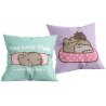 Dekorační polštářek s kočičkou Pusheen je vyrobený z jemného materiálu. Jednu stranu zdobí obrázek Pusheen s nápisem 'The Lazy Club' na tyrkysovém podkladu, na druhé straně je obrázek Pusheen s jejími kamarádkami v pelíšku na fialkovém pozadí. Rozměry polštáře jsou 40 x 40 cm.