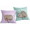 Dekorační polštářek Pusheen je vyrobený z jemného materiálu. Jednu stranu zdobí obrázek kočky Pusheen se šálkem kávy a nápisem 'Good morning' na fialkovém podkladu, na druhé straně je obrázek Pusheen s notebookem a nápisem 'I'm busy' na tyrkysovém pozadí. Rozměry polštáře jsou 40 x 40 cm.