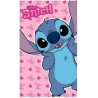 Dětský ručník Lilo &amp; Stitch s růžovým motivem veselého mimozemšťana Stitche. Je vyroben ze 100% bavlny s gramáží 320 g/m². Lícní strana má velurový povrch příjemný na dotek, rubová froté strana skvěle saje. Díky malému rozměru 30 × 50 cm je ideální na obličej nebo ruce, do školky, školy i na cesty. Certifikát OEKO-TEX STANDARD 100 zaručuje kvalitu i zdravotní nezávadnost.