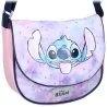Stylová dívčí crossbody kabelka Disney s motivem Stitch. Růžovo-fialové provedení s hvězdičkami a velkým obrázkem nezbedného mimozemšťana Stitche. Má jednu hlavní kapsu krytou klopou a nastavitelný tmavomodrý popruh. Rozměry cca 17 × 19 × 6 cm.