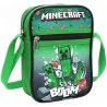 Crossbody kabelka Minecraft s motivem Boom a obrázky Creeperů v zeleno-černém designu. Nabízí jednu hlavní komoru a přední kapsu, oboje se zapínáním na zip. Díky nastavitelnému popruhu se snadno přizpůsobí malým i odrostlejším hráčům Minecraftu a stane se jejich skvělým společníkem na každý den.