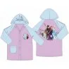 Dětská pláštěnka Frozen pro holky s kapucí, zapínáním na druky a jednou kapsou. Nabízíme ji ve velikostech 98, 104, 116 nebo 128, tedy pro děti cca 3 - 8 let. Ideální do školky, na hřiště i na cesty v deštivém počasí.