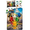 Bavlněné povlečení s motivem LEGO Ninjago potěší všechny malé fanoušky ninjů i vášnivé stavitele z kostiček. Z jedné strany zdobí povlak potisk s figurkami ninjů, druhá strana je bílá s drobnými symboly ze světa Ninjago. Povlak na polštář i přikrývku mají zapínání na zip. Rozměry 70 × 90 cm + 140 × 200 cm.