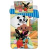 Ložní povlečení Zajíček Bing do malé dětské postýlky vyrobené z jemné 100% bavlny. Veselý design s obrázky Binga, Flopa, Suly a Pando potěší všechny malé fanoušky této oblíbené pohádky. Rozměry přikrývky 100 × 135 cm a polštáře 40 × 60 cm.