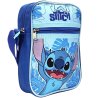 Crossbody taštička Stitch v modrém provedení s veselým motivem oblíbeného mimozemšťana z animované pohádky Lilo &amp; Stitch. Má jednu hlavní komoru a přední kapsu, obě se zapínáním na zip. Popruh přes rameno má nastavitelnou délku.