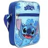 Crossbody taštička Stitch v modrém provedení s veselým motivem oblíbeného mimozemšťana z animované pohádky Lilo &amp; Stitch. Má jednu hlavní komoru a přední kapsu, obě se zapínáním na zip. Popruh přes rameno má nastavitelnou délku.
