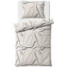 Bavlněná souprava ložního povlečení Mistari ze série BedTex Home Line s moderním abstraktním motivem vlnitých linií na krémově béžovém podkladu. Vyrobena ze 100% bavlny Renforcé. Rozměry 140 × 200 cm a 70 × 90 cm, zapínání na zip.