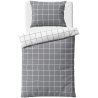 Flanelová souprava ložního povlečení Kostka City ze série BedTex Home Line s moderním kostkovaným motivem v šedobílém provedení. Vyrobena z hebkého flanelu s vyšší gramáží a jemně česaným povrchem. Rozměry 140 x 200 cm a 70 x 90 cm, zapínání na zip.