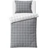 Flanelová souprava ložního povlečení Kostka City ze série BedTex Home Line s moderním kostkovaným motivem v šedobílém provedení. Vyrobena z hebkého flanelu s vyšší gramáží a jemně česaným povrchem. Rozměry 140 x 200 cm a 70 x 90 cm, zapínání na zip.
