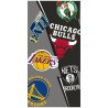 Plážová osuška s logy populárních basketbalových týmů NBA - National Basketball Association. Je vyrobena ze 100% bavlny s gramáží 300 g/m². Lícní strana je velurová, na druhé straně jsou bílé froté smyčky s vynikající savostí. Rozměry jsou 70 × 140 cm.