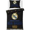 Fotbalové povlečení Real Madrid s motivem Royal Black v elegantním černém provedení je ideální volbou pro všechny fanoušky slavného „bílého baletu“. Je vyrobeno ze 100 % hladké bavlny Renforcé, má praktické zapínání na zip a certifikát OEKO-TEX STANDARD 100. Rozměr 140×200 cm + 70×90 cm.