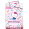 Ložní povlečení Hello Kitty – motiv Sladké snění do malé dětské postýlky nebo kolébky. Zdobí ho obrázek legendární kočičky s růžovou mašlí na oušku ze světa Sanrio. Souprava obsahuje povlak na přikrývku 100×135 cm a povlak na polštář 40×60 cm.