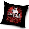 Polštář Stranger Things s motivem Eleven &amp; Friends. Jemný nemačkavý povlak na zip a měkká výplň zašitá ve vlastním bílém obalu. Rozměry 40x40 cm ± 2 cm.