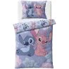 Souprava ložního povlečení Lilo &amp; Stitch - motiv Stitch a Angel. Je vyrobena ze 100% bavlny a má praktické zapínání na zip. Obsahuje 1× povlak na přikrývku 140x200 cm a 1× povlak na polštář 70x90 cm, takže je určená na standardní velkou postel.