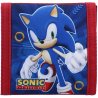 Chlapecká textilní peněženka Sonic the Hedgehog – motiv Step It Up - s obrázkem oblíbeného nejrychlejšího ježka na světě. Peněženka v modré barvě s červeným lemováním se uzavírá na suchý zip. Uvnitř má prostornou přihrádku na bankovky, dvě kapsy na karty a praktickou kapsu na mince se zipem.