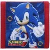 Chlapecká textilní peněženka Sonic the Hedgehog – motiv Step It Up - s obrázkem oblíbeného nejrychlejšího ježka na světě. Peněženka v modré barvě s červeným lemováním se uzavírá na suchý zip. Uvnitř má prostornou přihrádku na bankovky, dvě kapsy na karty a praktickou kapsu na mince se zipem.
