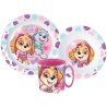 Dětská plastová jídelní sada s motivem Paw Patrol potěší všechny malé fanynky dobrodružství party odvážných "tlapek". Veselý design s oblíbenými postavičkami Skye a Everest zpříjemní každé jídlo. Sada obsahuje talířek, misku a hrneček – vše vyrobené bez obsahu BPA.