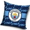 Fotbalový polštářek s motivem Manchester City FC s motivem Letters. Povlak je vyroben z hebkého veluru o gramáži 190 g/m², velmi příjemného na dotek, který si uchovává syté barvy i po mnoha praních, se zapínáním na zip. Uvnitř je výplň zašitá ve vlastním obalu, a je tedy vyjímatelná. Rozměr polštáře je 40 x 40 cm.