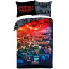 Souprava ložního povlečení Stranger Things - motiv Welcome to Hawkins. Je vyrobena z jemného polyesterového mikrovlákna. Tato tkanina je měkká, hladká na dotek a skvěle odvádí vlhkost. Rozměry 140×200 cm a 70×90 cm, zapínání na zip.