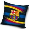 Fotbalový polštářek FC Barcelona s motivem Wave. Povlak je vyroben z hebkého veluru o gramáži 190 g/m², velmi příjemného na dotek, který si uchovává syté barvy i po mnoha praních, se zapínáním na zip. Uvnitř je výplň zašitá ve vlastním obalu, a je tedy vyjímatelná. Rozměr polštáře je 40 x 40 cm. 