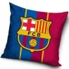 Fotbalový polštářek FC Barcelona s motivem El Clásico. Povlak je vyroben z hebkého veluru o gramáži 190 g/m², velmi příjemného na dotek, který si uchovává syté barvy i po mnoha praních, se zapínáním na zip. Uvnitř je výplň zašitá ve vlastním obalu, a je tedy vyjímatelná. Rozměr polštáře je 40 x 40 cm.