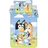 Ložní povlečení Bluey s motivem Šťastná rodinka do malé dětské postýlky nebo kolébky. Je vyrobeno ze 100% bavlny se zapínáním na zip a má oboustranný vzor. Souprava obsahuje povlak na přikrývku 100×135 cm a povlak na polštář 40×60 cm.