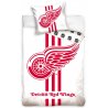 Ložní povlečení NHL Detroit Red Wings. Toto povlečení je vyrobeno ze 100% bavlny - perkálu, tedy materiálu, který není zcela obvyklý v tomto produktovém segmentu. Takto vysokou kvalitu ocení zejména náročnější zákazníci. Přední stranu povlečení zdobí logo tohoto hokejového klubu z Detroitu - červená křídla. Červená a bílá jsou taktéž klubovými barvami. Zadní strana obou částí povlečení je poseta malými logy NHL. Rozměr povlaku polštáře je 70 x 90 cm, rozměr povlaku přikrývky je 140 x 200 cm, zapínání je na zip.
Tato souprava ložního povlečení získala mezinárodní certifikát OEKO-TEX STANDARD 100, který zaručuje rozměrovou a barevnou stálost materiálu i to, že výrobek neobsahuje škodlivé látky.
TIP • Nezapomeňte k novému povlečení objednat i nové prostěradlo, nebo chránič matrace, které také naleznete v naší nabídce.