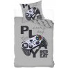 Bavlněné ložní povlečení Every day Play, tedy každý den hrát. Je vyrobeno ze 100% bavlny se zapínáním na druky. Jistě potěší všechny hráče, ať už hrají hry na konzolích PlayStation, X-BOX, Nintendo, nebo na PC. Lícní stranu povlečení na peřinu zdobí obrázek ovladače herní konzole a plán dne hráče, tedy jíst, spát, hrát a znovu. Na rubové straně povlaku na přikrývku je spousta malých ovladačů na šedém podkladu. Povlak polštáře je z obou stran stejný. Tato souprava ložního povlečení obsahuje 1x povlak na přikrývku 140 x 200 cm a 1x povlak na polštář 70 x 90 cm.
Toto povlečení získalo mezinárodní certifikát OEKO-TEX STANDARD 100, který zaručuje rozměrovou a barevnou stálost materiálu i to, že výrobek neobsahuje škodlivé látky.
TIP • Nezapomeňte k novému povlečení objednat i nové prostěradlo, nebo chránič matrace, které také naleznete v naší nabídce.