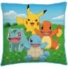 Dekorační polštářek Pokémon - motiv Kanto Starters. Zdobí jej obrázek Pokémonů Pikachu, Squirtle, Bulbasaura a Charmandera. Tento polštář je vyrobený z příjemného a jemného materiálu s výplní, která je pevně zašitá uvnitř. Jeho rozměry jsou 40 x 40 cm.
Tento polštář s motivem Pokémoni získal mezinárodní certifikát OEKO-TEX STANDARD 100, který zaručuje rozměrovou a barevnou stálost materiálu i to, že výrobek neobsahuje škodlivé látky.
TIP • Prohlédněte si celou naši nabídku produktů s motivem Pokémoni.