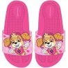 Dětské gumové nazouváky Tlapková patrola - Paw Patrol - motiv Skye. Zdobí je 3D obrázek letecké záchranářky Skye v plastickém provedení. Horní část těchto pantoflí je vyrobena z měkké, ale pevné gumy, proto se pohodlně nosí. Podrážka je vyrobena z materiálu EVA (Ethylen Vinyl Acetate), který je lehký, ale odolný, proto pantofle dlouho vydrží.
Materiál EVA se pro svoje vynikající vlastnosti používá také jako tlumící výplň v profesionálním sportovním vybavení, např. pro cyklistická sedla, boty, rukavice nebo helmy. Tyto holčičí boty jsou proto ideální na doma, ven na zahradu, či na pláž. Neztratí se ani ve vodě, protože plavou na hladině.
TIP • Pokud si i vaše holčička oblíbila příběhy Tlapkové Patroly, prohlédněte si celou naši nabídku produktů s motivem Paw Patrol.